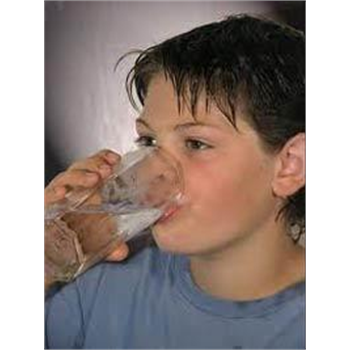 نوجوانان نوشیدن آب رادرطول روزفراموش نکنند