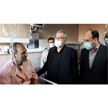 عیادت وزیر بهداشت از بیماران بستری در بیمارستان امام رضا(ع)
