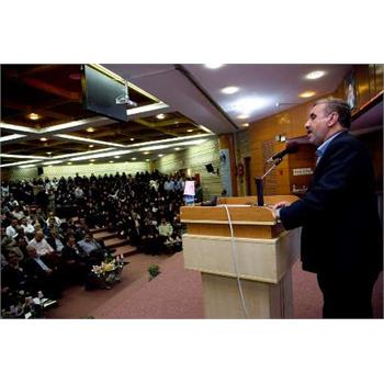 رئیس مجمع نمایندگان استان کرمانشاه:وزیر بهداشت با حضور در جبهه ها و ارائه خدمات به مناطق محروم کرمانشاه را خوب می شناسد.