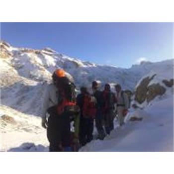 کوه پراو در حالی که بوسیله بارش دو روزه برف سنگین جامه سفید بر تن کرده بود در بهترین وضعیت جوی میزبان کوهنوردان خوش اقبال شد.