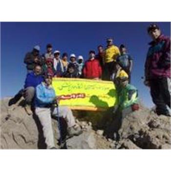 کوهنوردان ستاد دانشگاه با همراهی کوهپیمایان شبکه کنگاور به امروله صعود کردند