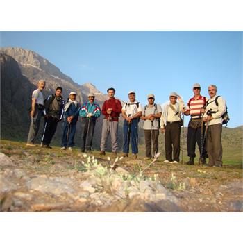 تیم کوهنوردی معاونت بهداشتی به ارتفاعات پراو صعود کردند