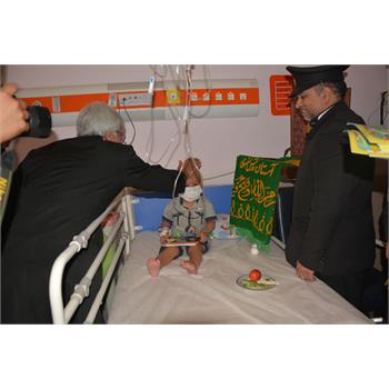 عیادت خادمین حرم رضوی از کودکان سرطانی مرکز دکترمحمد کرمانشاهی