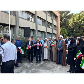 🇮🇷 از دستان پیشکسوتان تا نسل جوان؛ پرچم ایران در دانشگاه علوم پزشکی کرمانشاه به اهتزاز درآمد/ کلیپ ویدیو
