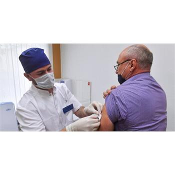 آغاز مرحله دوم واکسیناسیون کرونا در کرمانشاه با تزریق افراد ۸۰ ساله به بالا