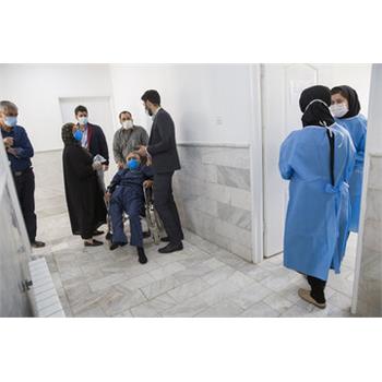 تصاویری از واکسیناسیون گروه سنی بالای ۸۰ سال در کرمانشاه