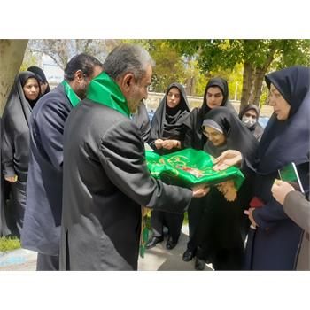 مراسم پرچم گردانی پرچم متِبرک حرم حضرت معصومه(س) در ساختمان شماره ۲ دانشگاه علوم پزشکی کرمانشاه
