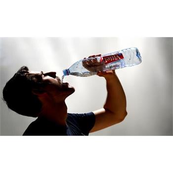 چرا باید روزانه ۸ تا ۱۰ لیوان آب بنوشیم؟