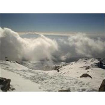 قله سفیدپوش برف ویخ شیخ علی خان پراو در نیمه دی ماه 1391  توسط گروه کوهنوردی دانشگاه علوم پزشکی براحتی فتح گردید.
