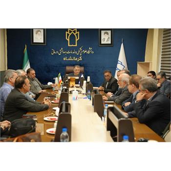حرکت دانشگاه در جهت احقاق حقوق قشر خدوم بهداشت و درمان است، اما باید در چهار چوب قانون حرکت کنیم و به هیچ عنوان قانون شکنی را نمی پذیریم