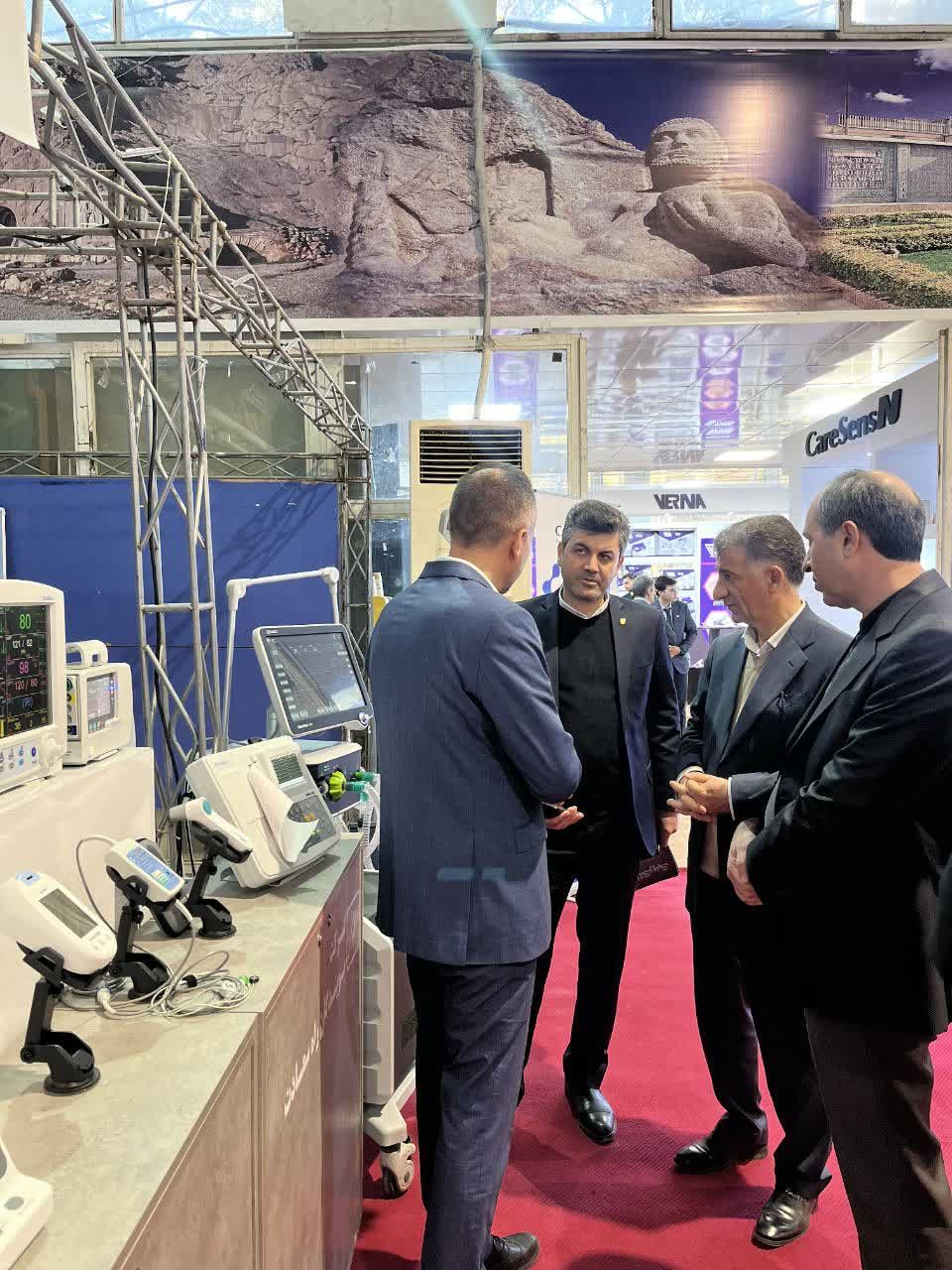 بازدید دکتر سروش از نمایشگاه 2