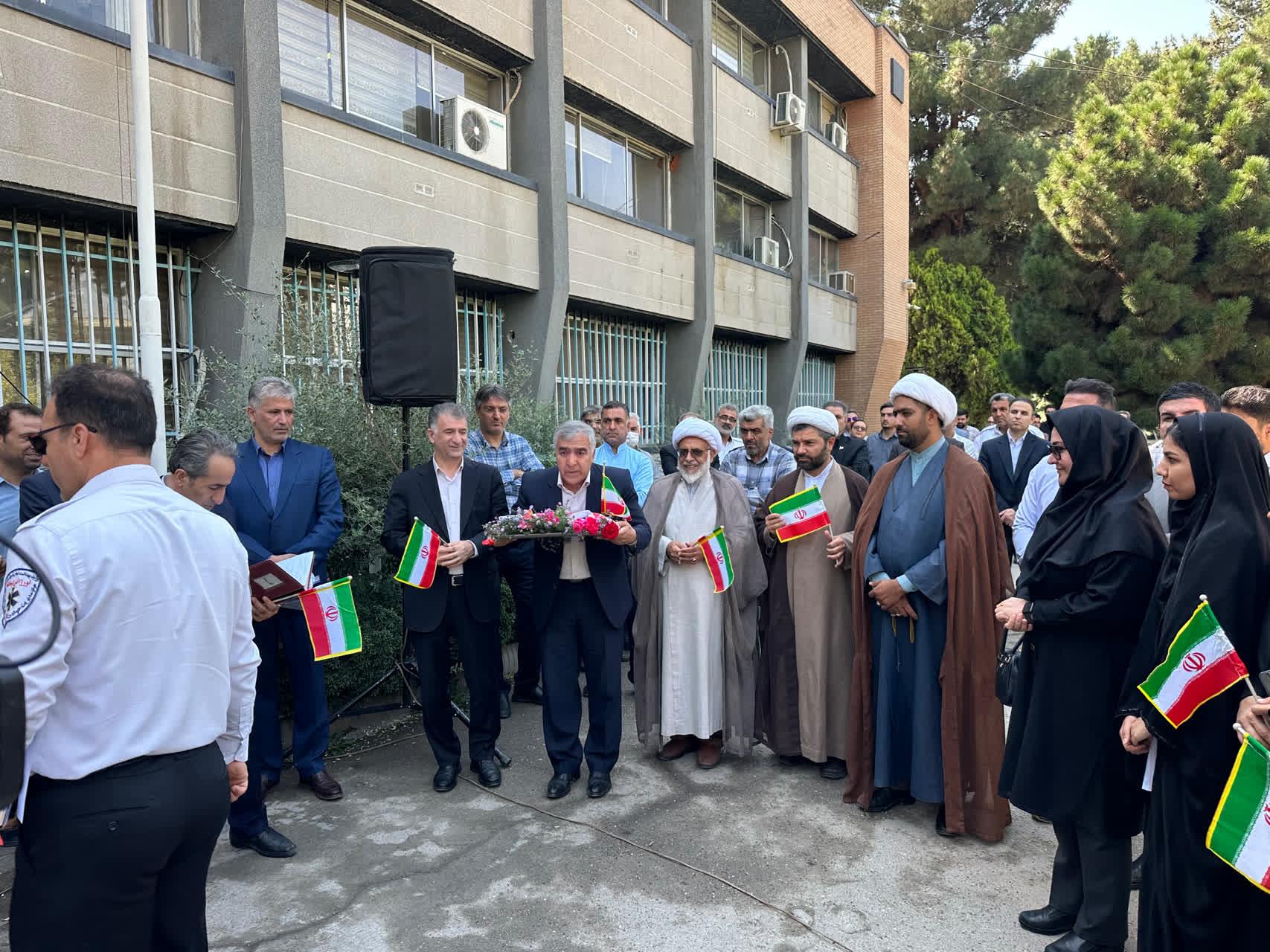 🇮🇷 از دستان پیشکسوتان تا نسل جوان؛ پرچم ایران در دانشگاه علوم پزشکی کرمانشاه به اهتزاز درآمد/ کلیپ ویدیو