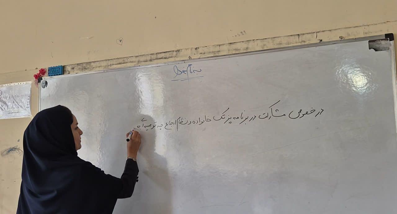 پزشک خانواده به زنگ انشای مدارس هرسین رسید، از کلاس درس تا خانه